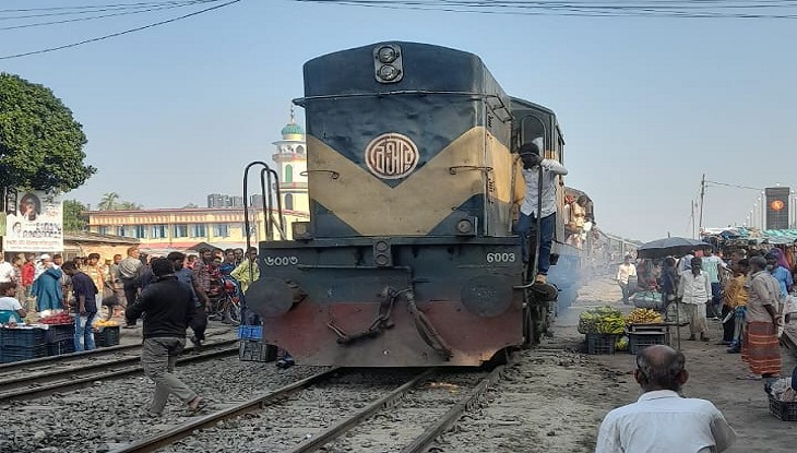 ট্রেনের ধাক্কায় ২ যুবক নিহত
