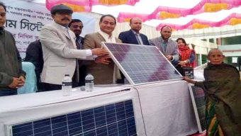 কাপ্তাইয়ে ৫ শতাধিক পরিবারের মধ্যে সোলার হোম বিতরণ