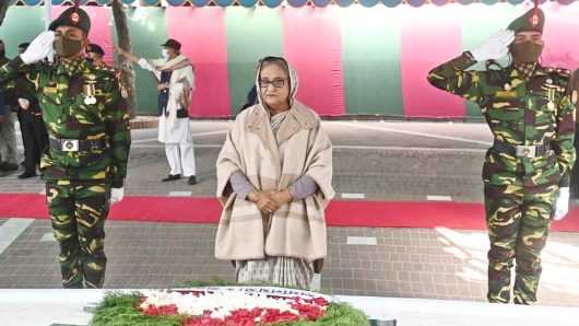 টুঙ্গিপাড়ায় প্রধানমন্ত্রী : জাতির পিতার সমাধিতে শ্রদ্ধা নিবেদন