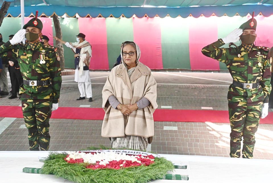 টুঙ্গিপাড়ায় প্রধানমন্ত্রী : জাতির পিতার সমাধিতে শ্রদ্ধা নিবেদন