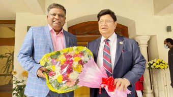 এবার পররাষ্ট্রমন্ত্রীর দোয়া নিলেন আনোয়ারুজ্জামান চৌধুরী
