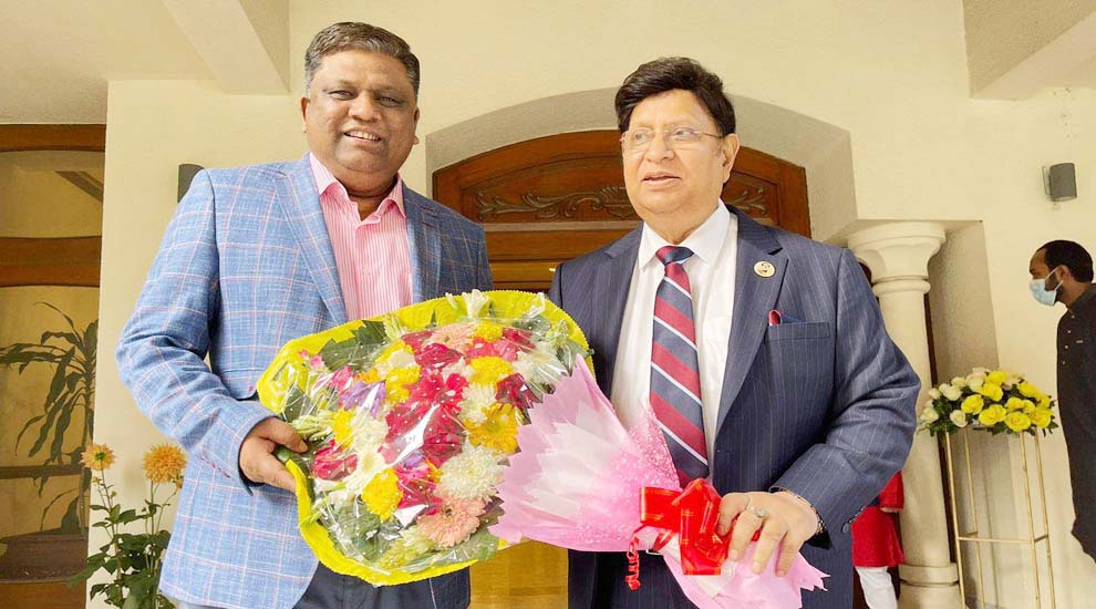 এবার পররাষ্ট্রমন্ত্রীর দোয়া নিলেন আনোয়ারুজ্জামান চৌধুরী