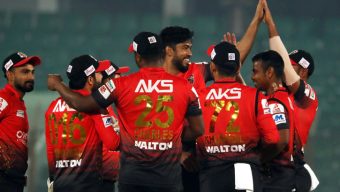 রুদ্ধশ্বাস ম্যাচে শেষ ওভারে ১৭ রান নিয়ে জিতলো কুমিল্লা