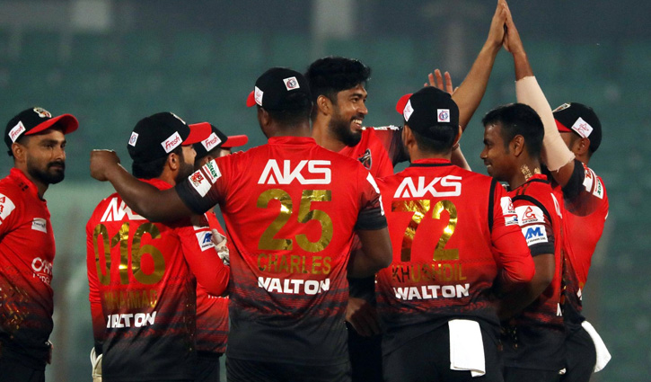 রুদ্ধশ্বাস ম্যাচে শেষ ওভারে ১৭ রান নিয়ে জিতলো কুমিল্লা