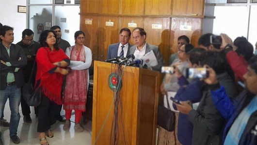 ইভিএমে ভোট বিলম্বিত হওয়ায় উদ্বিগ্ন সিইসি