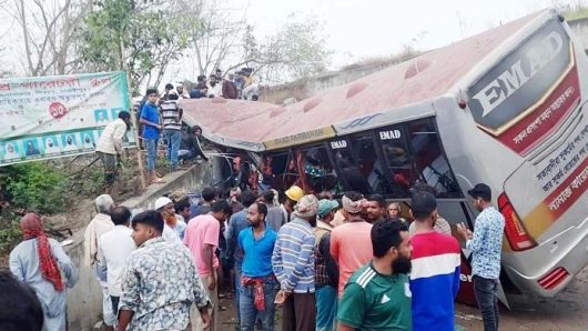 মাদারীপুরে বাস দুর্ঘটনা নিহত ১৯ জনের মধ্যে ১৪ মরদেহ স্বজনদের কাছে হস্তান্তর
