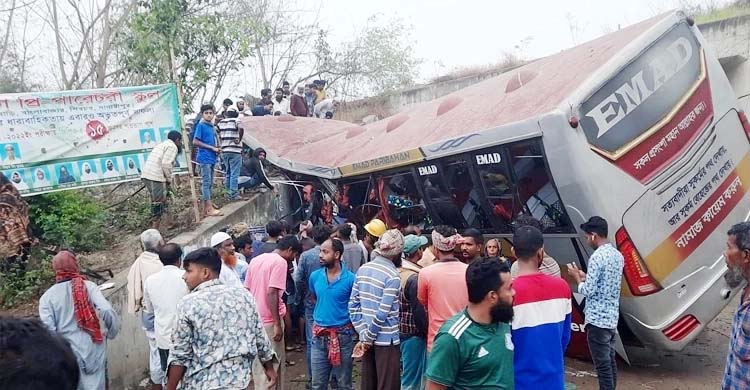 মাদারীপুরে বাস দুর্ঘটনা নিহত ১৯ জনের মধ্যে ১৪ মরদেহ স্বজনদের কাছে হস্তান্তর
