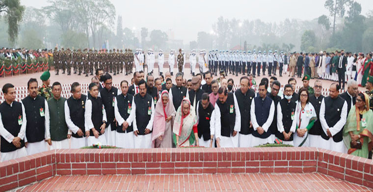 মুক্তিযুদ্ধে শহীদদের প্রতি রাষ্ট্রপতি ও প্রধানমন্ত্রীর শ্রদ্ধা নিবেদন