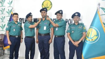 এসএমপি’র পদোন্নতিপ্রাপ্ত পুলিশ সদস্যদের র‌্যাংক ব্যাজ পরিধান