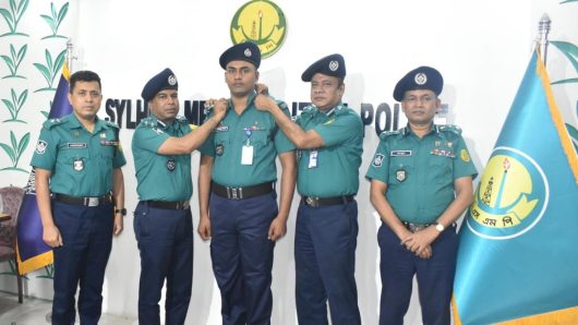এসএমপি’র পদোন্নতিপ্রাপ্ত পুলিশ সদস্যদের র‌্যাংক ব্যাজ পরিধান