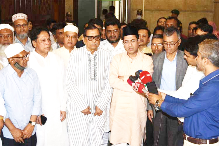 বুধবার থেকে ব্যবসায়ীরা চৌকি বিছিয়ে ব্যবসা শুরু করতে পারবেন : মেয়র তাপস