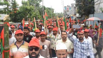 লাঠি নিয়ে সমাবেশে বিএনপি নেতাকর্মীরা