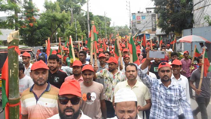 লাঠি নিয়ে সমাবেশে বিএনপি নেতাকর্মীরা