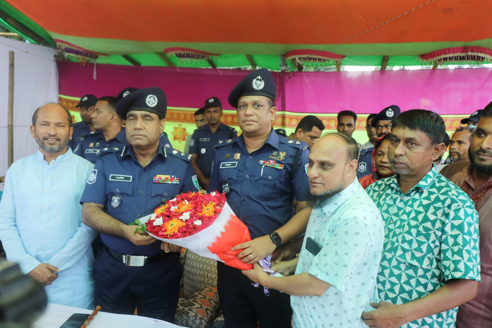 গোলাপগঞ্জে গরুর বাজার পরিদর্শনে ডিআইজি-এসপি