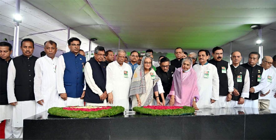 ছয় দফা দিবস উপলক্ষে বঙ্গবন্ধুর প্রতিকৃতিতে আওয়ামী লীগসহ বিভিন্ন সংগঠনের শ্রদ্ধা