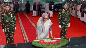 ঐতিহাসিক ছয় দফা দিবসে বঙ্গবন্ধুর প্রতিকৃতিতে প্রধানমন্ত্রীর শ্রদ্ধা নিবেদন