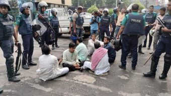 চট্টগ্রামে পুলিশের ওপর জামায়াত-শিবিরের অতর্কিত হামলা, দফায় দফায় সংঘর্ষ, আটক ৩০