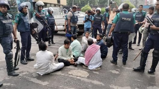 চট্টগ্রামে পুলিশের ওপর জামায়াত-শিবিরের অতর্কিত হামলা, দফায় দফায় সংঘর্ষ, আটক ৩০