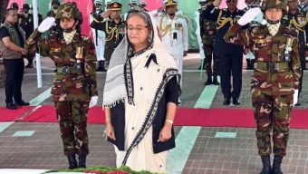 টুঙ্গিপাড়ায় বঙ্গবন্ধুর সমাধিতে শ্রদ্ধা নিবেদন প্রধানমন্ত্রীর