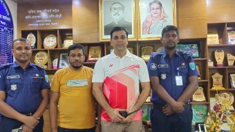 “ভাই হত্যার যাবজ্জীবন সাজাপ্রাপ্ত আসামী গ্রেফতার; কৃতজ্ঞতায় থানায় মিষ্টি নিয়ে হাজির সহোদর”