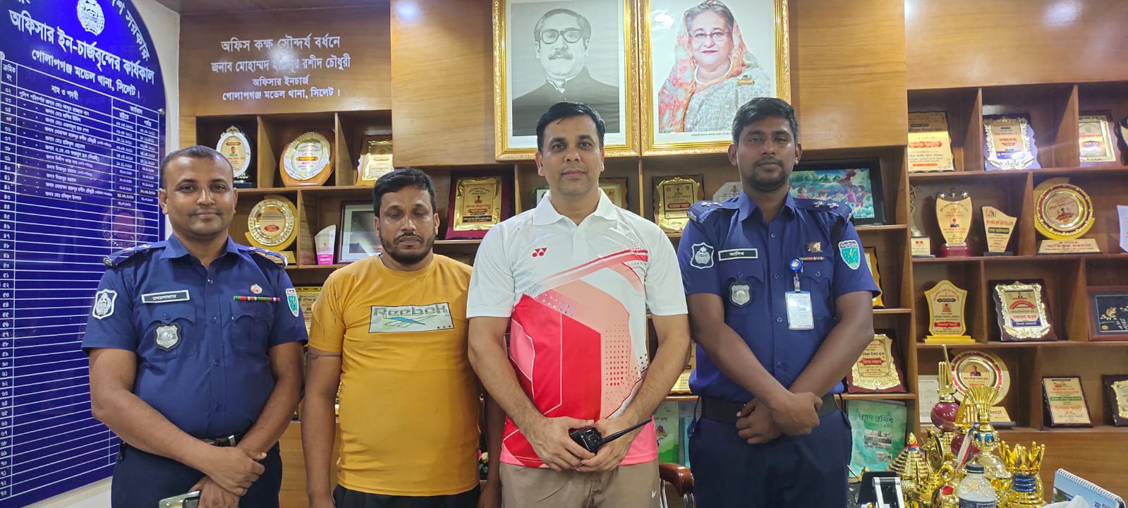 “ভাই হত্যার যাবজ্জীবন সাজাপ্রাপ্ত আসামী গ্রেফতার; কৃতজ্ঞতায় থানায় মিষ্টি নিয়ে হাজির সহোদর”