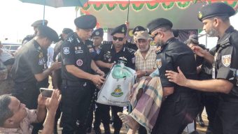 সুনামগঞ্জে র‍্যাব মহাপরিচালকের ত্রাণ বিতরণ