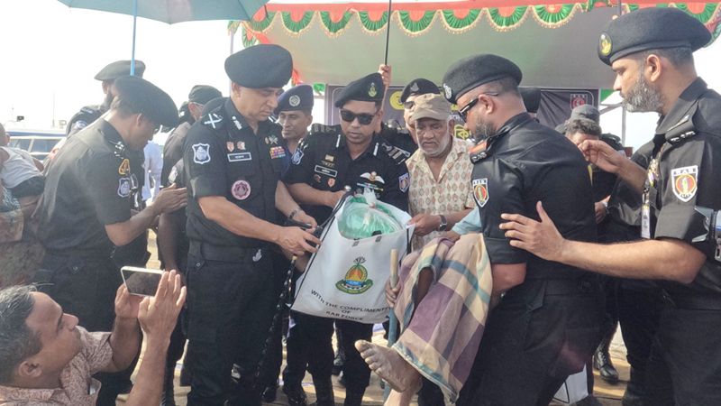 সুনামগঞ্জে র‍্যাব মহাপরিচালকের ত্রাণ বিতরণ