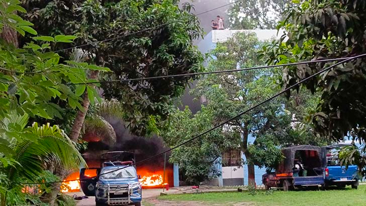 ৬ঘন্টা অবরুদ্ধ এসপিসহ ৫৫ পুলিশ, ২ লাখ টাকায় মুক্তি
