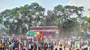 আলিয়া মাদ্রাসা মাঠে বক্তব্য রাখছেন স্থানীয় নেতাকর্মীরা