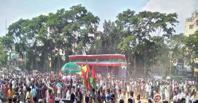 আলিয়া মাদ্রাসা মাঠে বক্তব্য রাখছেন স্থানীয় নেতাকর্মীরা