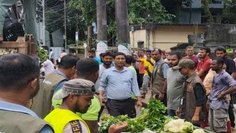 সিলেট ফুটপাত ও সড়ক থেকে হকারদের উচ্ছেদে অভিযান চলমান