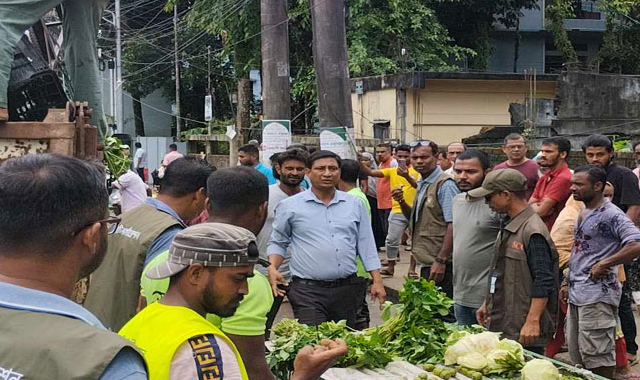 সিলেট ফুটপাত ও সড়ক থেকে হকারদের উচ্ছেদে অভিযান চলমান