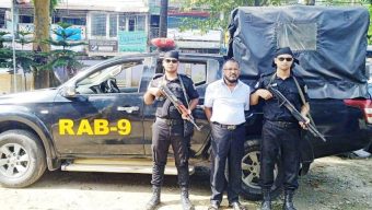 মামলার আসামি আওয়ামী লীগ নেতাকে গ্রে ফ তা র