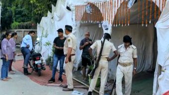 প্যান্ডেলে ঢুকে এলোপাতাড়ি গুলি চালিয়েছে দুষ্কৃতকারীরা