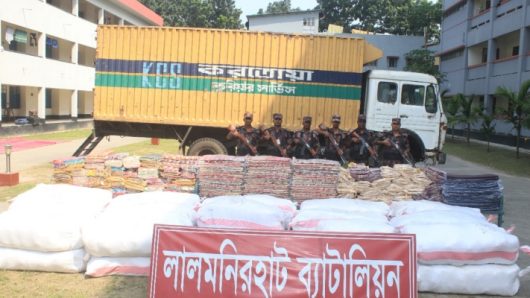 সোয়া তিন কোটি টাকার ভারতীয় পোশাকসহ করতোয়া কুরিয়ার সার্ভিসের কাভার্ডভ্যান জব্দ