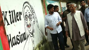 দেওয়ালগুলোতে বিপ্লবীদের আঁকা গ্রাফিতি ঘুরে ঘুরে দেখেছেন অন্তর্র্বতী সরকারের প্রধান উপদেষ্টা
