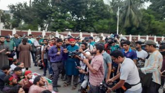 আগামী ২৪ ঘণ্টার মধ্যে রাষ্ট্রপতিকে পদত্যাগের আল্টিমেটাম