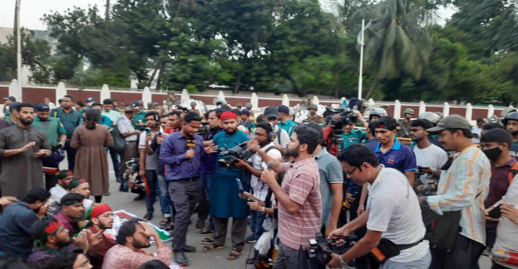 আগামী ২৪ ঘণ্টার মধ্যে রাষ্ট্রপতিকে পদত্যাগের আল্টিমেটাম