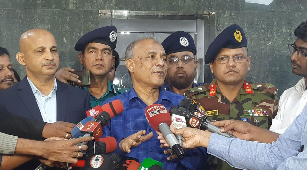 অস্ত্র উদ্ধারে অভিযান অব্যাহত রয়েছে স্বরাষ্ট্র মন্ত্রণালয়ের উপদেষ্টা