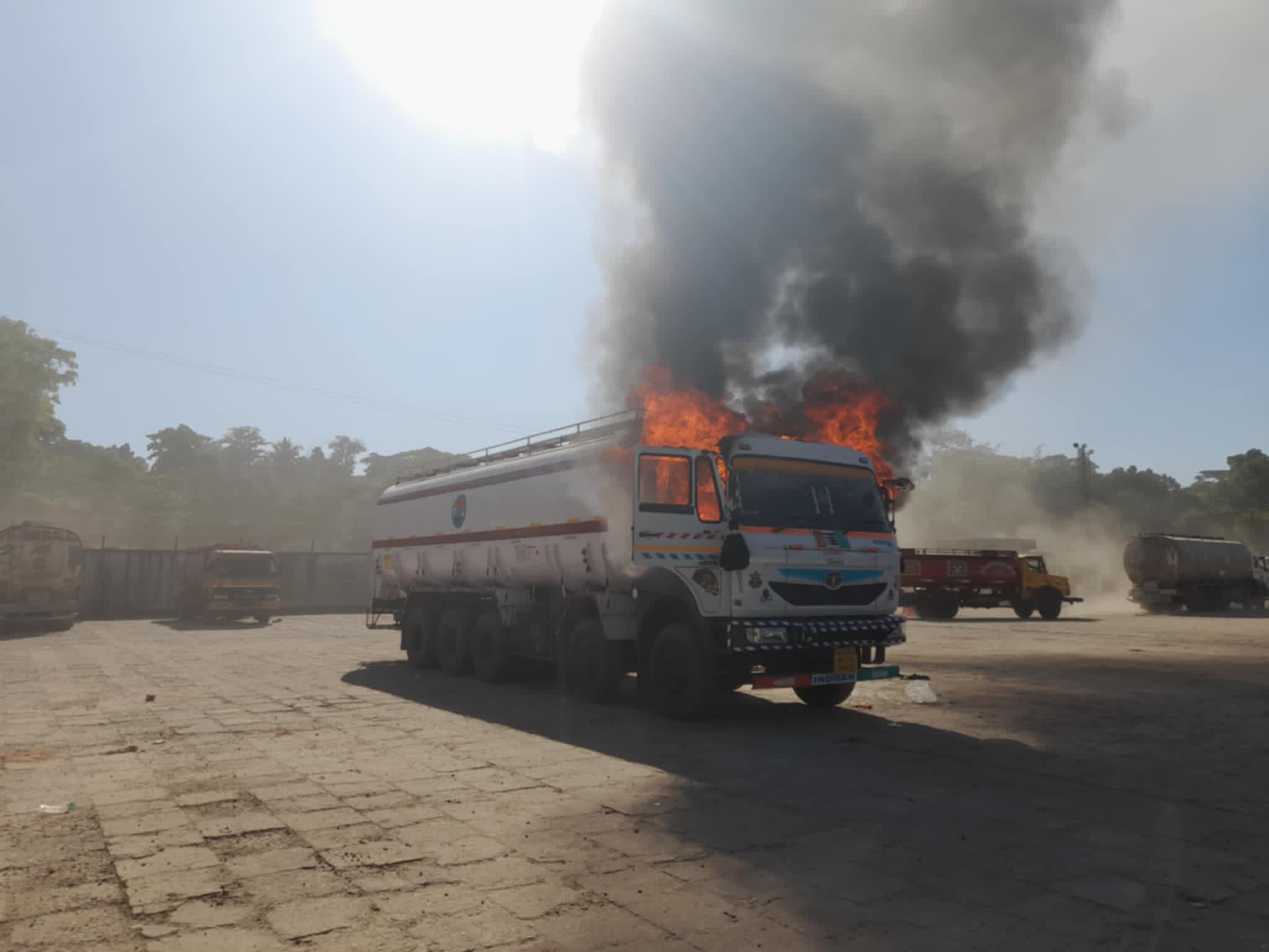তামাবিল স্থল বন্দরে ভারত থেকে মিথানল নিয়ে আসা একটি ট্যাংকলরীতে অগ্নীকান্ড