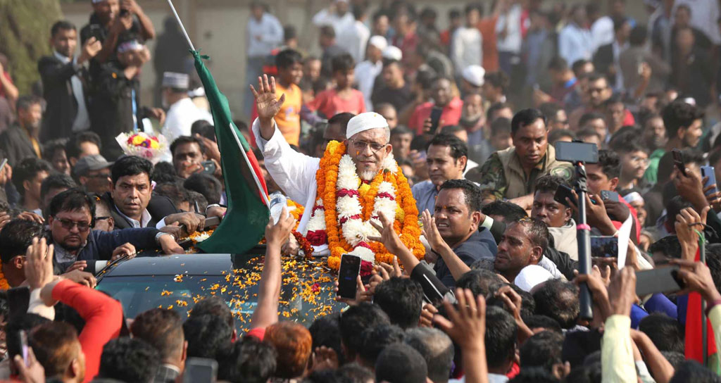 অবশেষে মুক্ত হলেন বাবর