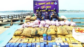 টেকনাফ নাফ নদীর মোহনা দিয়ে পাচারকালে নিত্যপণ্য বহনকারী একটি ট্রলার জব্দ করেছে কোস্টগার্ড