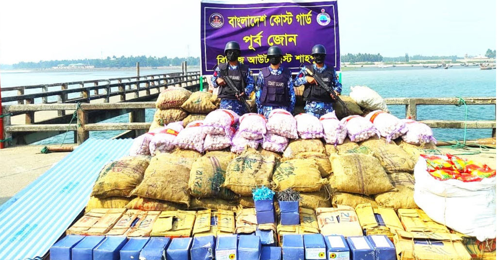 টেকনাফ নাফ নদীর মোহনা দিয়ে পাচারকালে নিত্যপণ্য বহনকারী একটি ট্রলার জব্দ করেছে কোস্টগার্ড