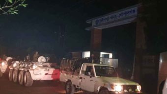 টুঙ্গিপাড়ায় পুলিশের ওপর হামলা