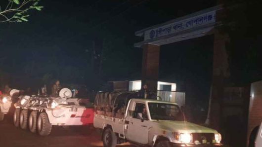 টুঙ্গিপাড়ায় পুলিশের ওপর হামলা