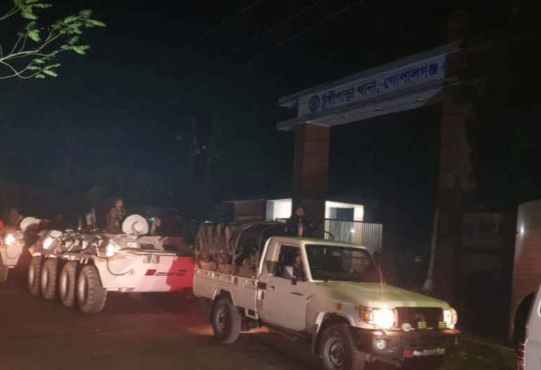 টুঙ্গিপাড়ায় পুলিশের ওপর হামলা
