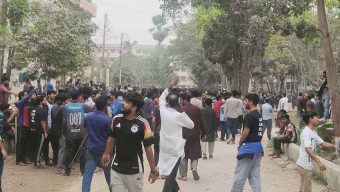 সিদ্ধান্ত না মেনে কুয়েটের শিক্ষার্থীরা আইনশৃঙ্খলা বাহিনী ও দেশবাসীর কাছে নিরাপত্তা চেয়েছেন