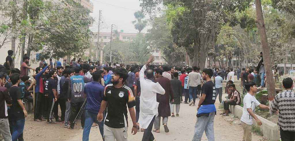 সিদ্ধান্ত না মেনে কুয়েটের শিক্ষার্থীরা আইনশৃঙ্খলা বাহিনী ও দেশবাসীর কাছে নিরাপত্তা চেয়েছেন