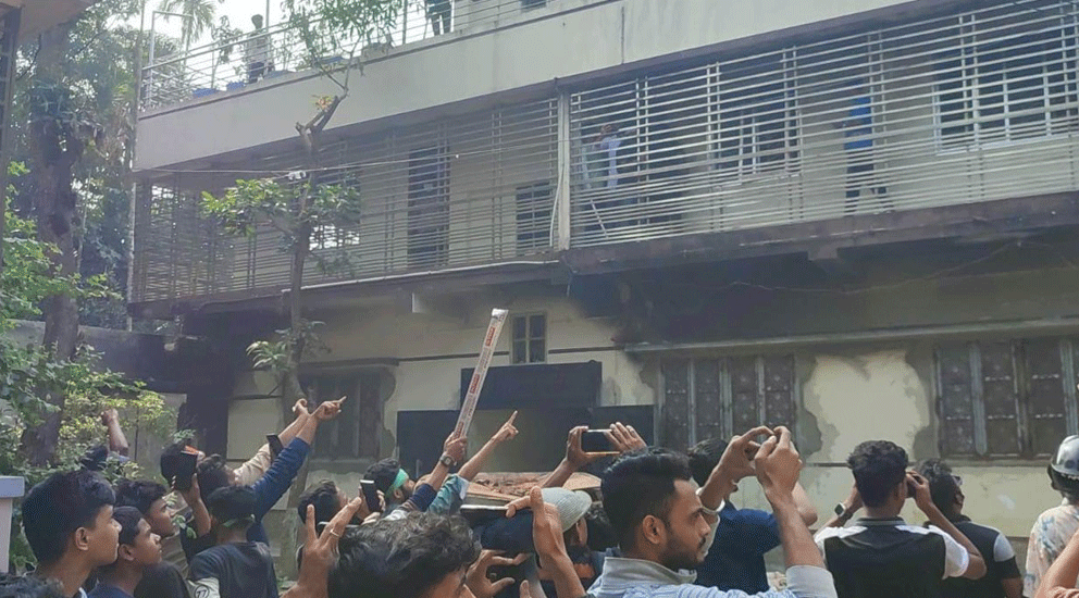 আওয়ামী লীগের সাধারণ সম্পাদক ওবায়দুল কাদেরের বাড়িতে ভাঙচুর