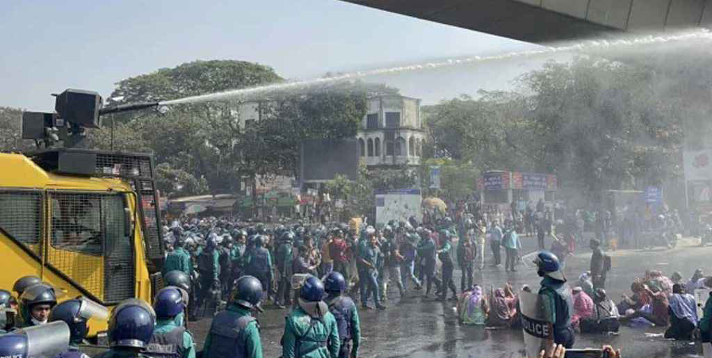 ৮ম দিনের মতো জাতীয় জাদুঘরের সামনে কাফনের কাপড় পরে অবস্থান নেন শিক্ষকরা